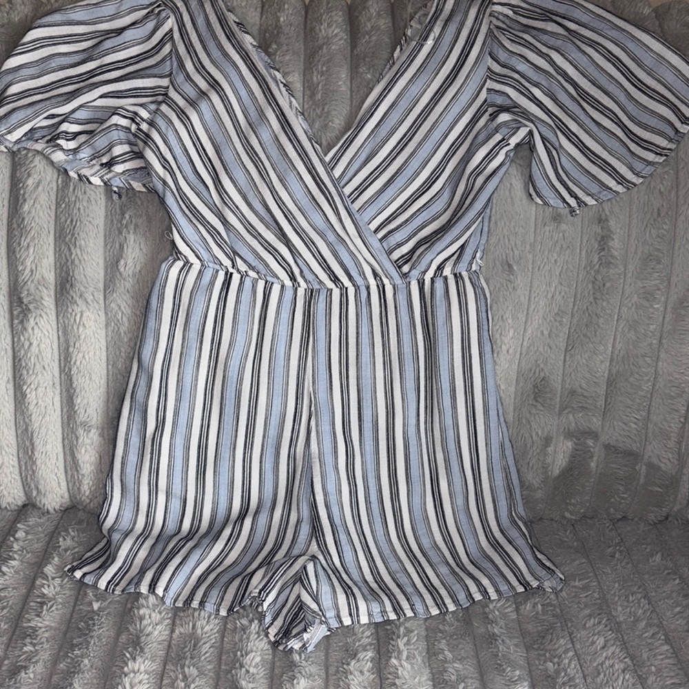 NWOT Blue Rein Light Blue and White Striped V-Neck Romper Size M